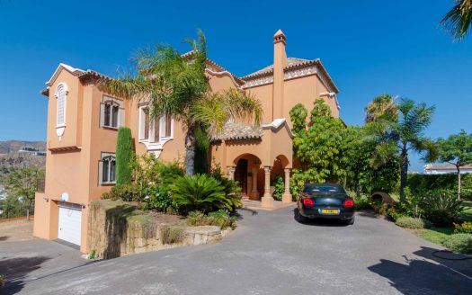 Villa for sale in La Quinta Benhavis