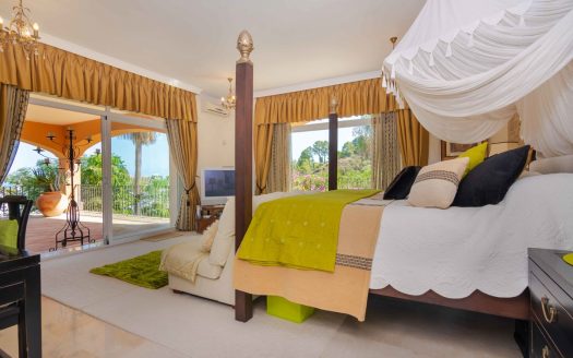 Villa for sale in La Quinta Benhavis